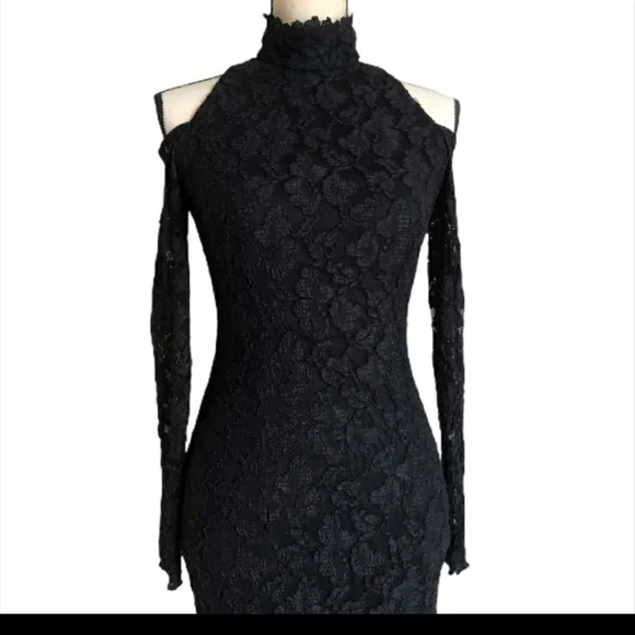 custom made lace wedding dress Used Monique Lhuillier Custom Mae Gown Wedding Dress main image 0
